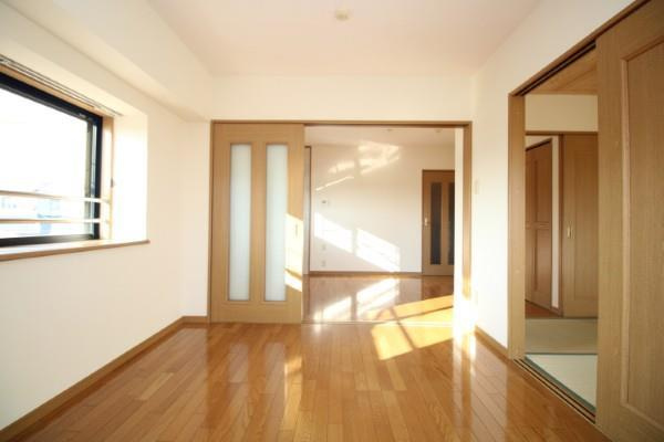 サングリーン藤沢IIの居間・リビング|洋室（南）