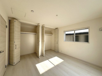 【収納】 | 東上野芝町２丁　新築分譲住宅　全２区画 | 全居室収納有！家族の思い出も大切に保管出来て嬉しいですね♪
収納場所に困らず綺麗な室内を保てそうですね！