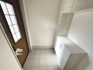【玄関】 | 東上野芝町２丁　新築分譲住宅　全２区画 | 玄関にシューズボックスありますよ！玄関周りもスッキリ片付きますね♪