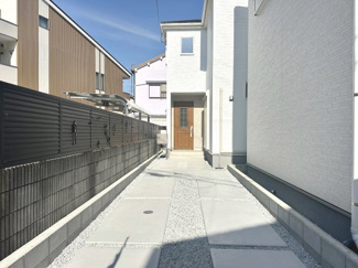 【外観】 | 東上野芝町２丁　新築分譲住宅　全２区画 | 【令和７年９月完成済！全２区画】
南向き日当たり良好♪たっぷりの陽光に包まれる明るい住まいに気持ちも明るくなりますね！