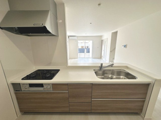 【キッチン】 | 東上野芝町２丁　新築分譲住宅　全２区画 | 【システムキッチン】
対面式を採用したキッチンですので、リビングで寛ぐご家族をいつも感じられます！会話を楽しみながら家事ができますね♪