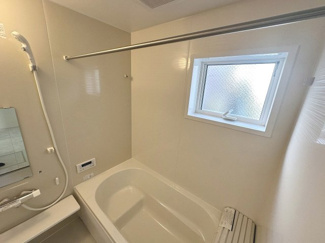 【浴室】 | 東上野芝町２丁　新築分譲住宅　全２区画 | 【浴室暖房乾燥機付】
一坪以上の浴室でのびのび一日の疲れを癒して下さいね！
浴室に窓が付いているので、換気ができて湿気やカビ防止になりますよ♪