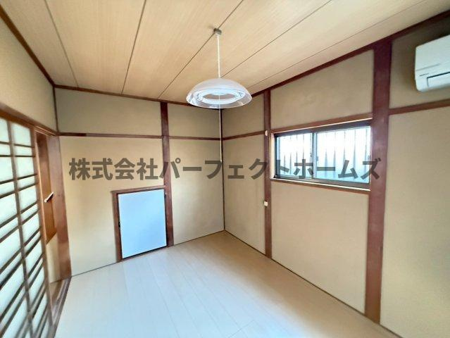 長尾西町1丁目戸建　賃貸の洋室|明るい洋室です