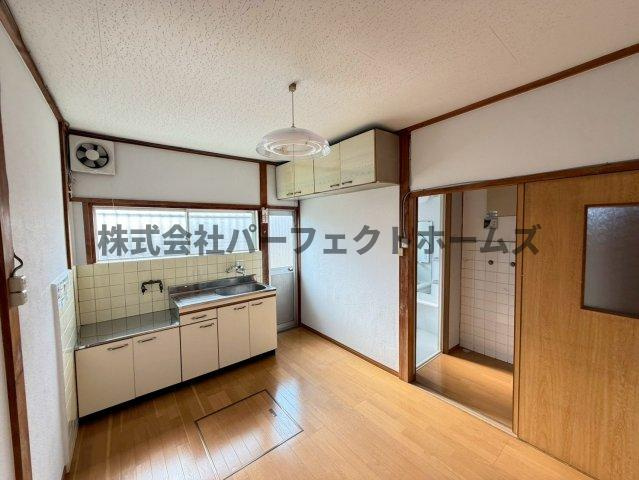 長尾西町1丁目戸建　賃貸の居間・リビング|おしゃれな居間です