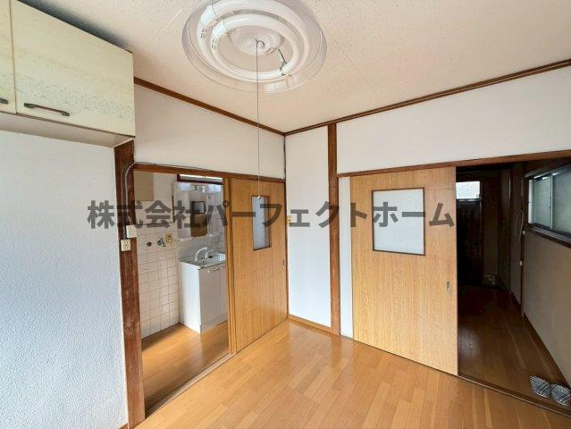 長尾西町1丁目戸建　賃貸の居間・リビング|使いやすいリビングです