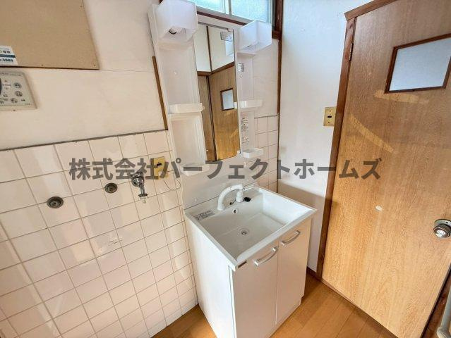 長尾西町1丁目戸建　賃貸の独立洗面台|独立洗面化粧台が付いています