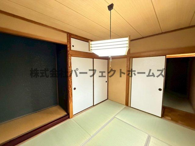 長尾西町1丁目戸建　賃貸の和室|畳の上でゆっくりとくつろげる和室です