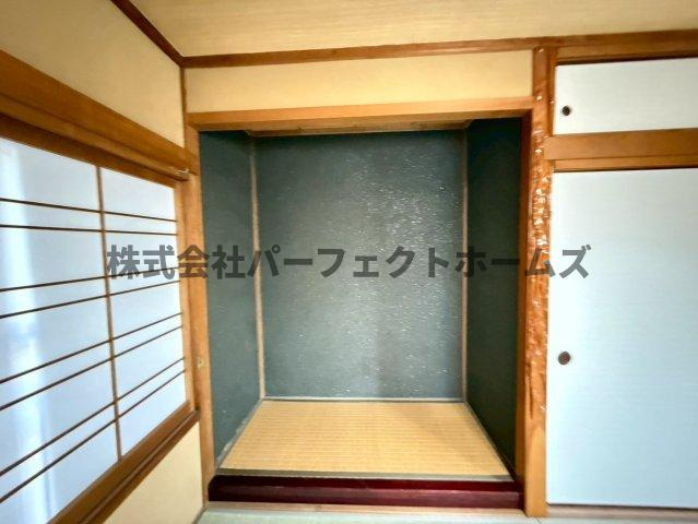 長尾西町1丁目戸建　賃貸の内装|明るい色調の室内です