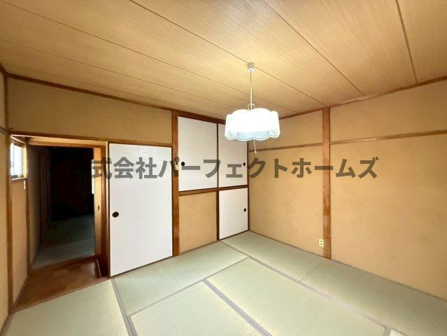 長尾西町1丁目戸建　賃貸の和室|落ち着いた雰囲気の和室付きです