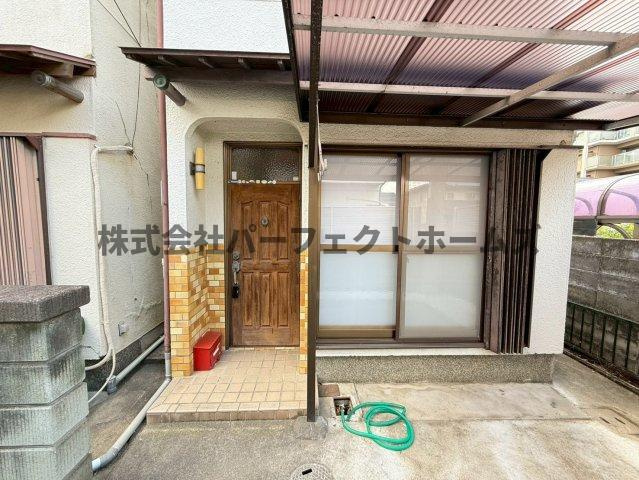 長尾西町1丁目戸建　賃貸のエントランス|ゆとりのあるエントランスです