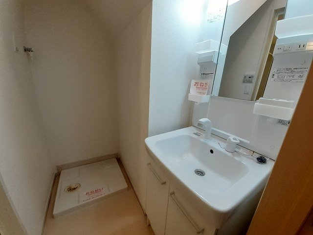 カーサ忍ヶ丘の洗面所|ゆったりとスペースのある洗面所