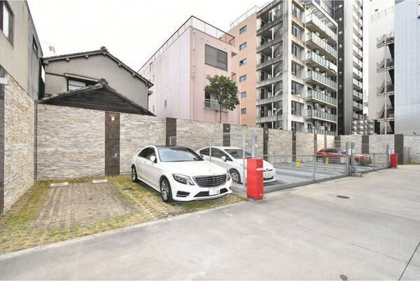 ファーストレジデンス栄の駐車場