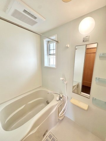 メゾン・フローラの浴室|ゆったり過ごせるお風呂です