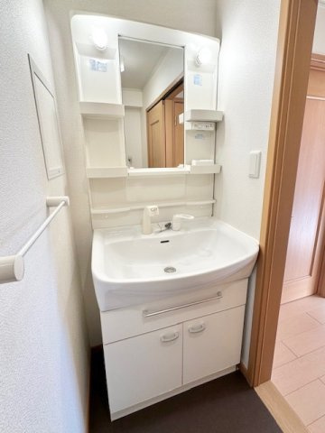 メゾン・フローラの洗面所|明るい洗面所です