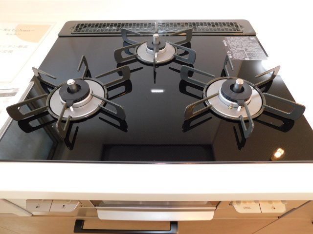 名古屋市港区作倉町の中古マンションのキッチン|◇３口コンロ◇　　ガラストップコンロ新品交換　（２０２５年１０月リフォーム済）