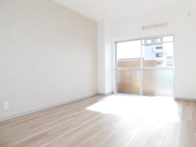 名古屋市港区作倉町の中古マンションの洋室|◇洋室◇　　南面で明るい洋室約６．５帖　（２０２５年１０月リフォーム済）バルコニー利用可能♪