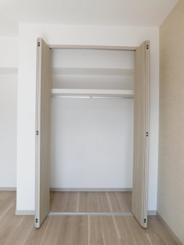 名古屋市港区作倉町の中古マンションの収納|◇クローゼット◇　　洋室のクローゼット　たっぷりと収納出来る大きめなクローゼットです♪
