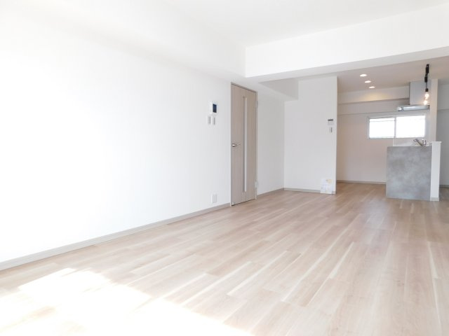 名古屋市港区作倉町の中古マンションの居間・リビング|◇リビング◇　　南面で明るいリビング約２１．２帖　バルコニー付きの開放的な空間♪　（２０２５年１０月リフォーム済）