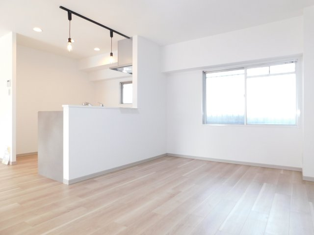 名古屋市港区作倉町の中古マンションの居間・リビング|◇リビング◇　　南面で明るいリビング約２１．２帖　ＬＤＫを空間分けしやすい間取り♪　（２０２５年１０月リフォーム済）