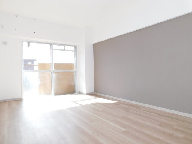 名古屋市港区作倉町の中古マンションの居間・リビング|◇リビング◇　　南面で明るいリビング約２１．２帖　アクセントクロスに合わせたインテリアを楽しむことができます♪　（２０２５年１０月リフォーム済）