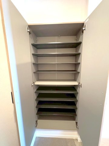 令和７年１１月リノベーション済３ＬＤＫ◆京阪宇治線＆ＪＲ奈良線の２沿線利用可◆ローレルコート宇治木幡の玄関|シューズボックス