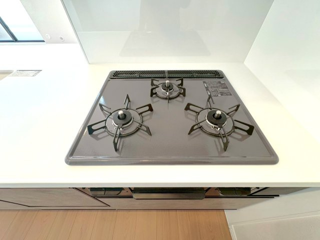 令和７年１１月リノベーション済３ＬＤＫ◆京阪宇治線＆ＪＲ奈良線の２沿線利用可◆ローレルコート宇治木幡のキッチン|３口ガスコンロ