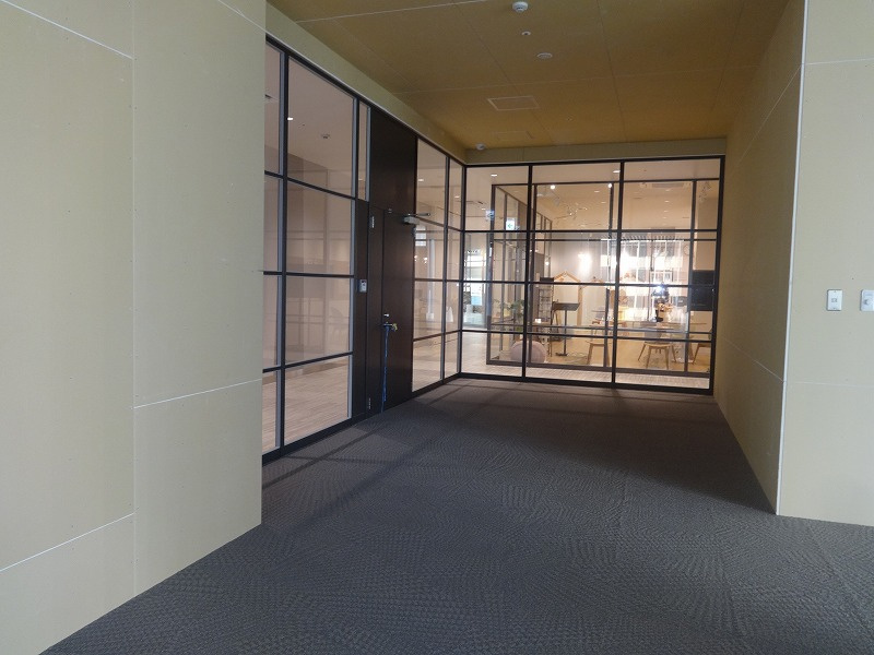 ｅｍＣＡＭＰＵＳ　ＷＥＳＴの内装