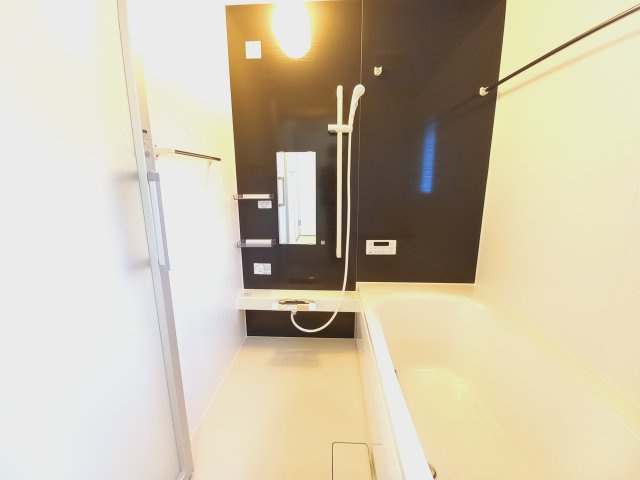 11/25価格変更【好間町中好間第3／2号棟】　●新生活応援キャンペーン実施中●　見学予約受付中の浴室|同施工　■□■ユニットバスの写真です■□■　高断熱浴槽なので、温めたお湯の熱を逃がしにくくし、しっかり断熱してくれるので、入浴の時間帯がバラバラでも安心ですね♪