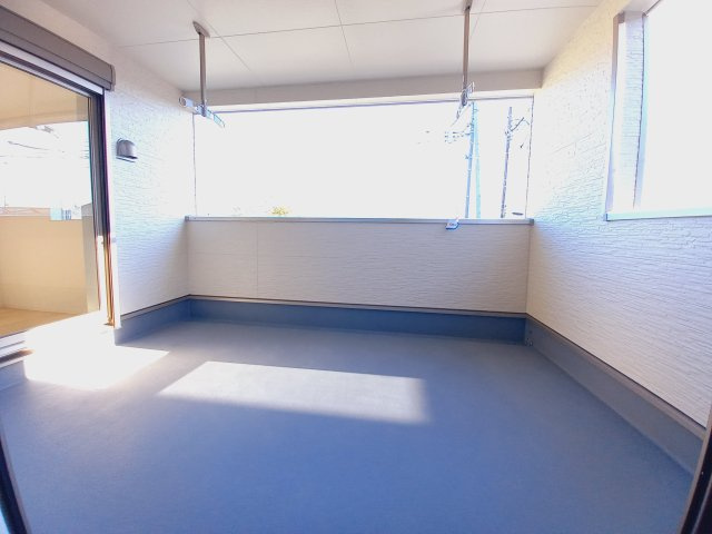 11/25価格変更【好間町中好間第3／2号棟】　●新生活応援キャンペーン実施中●　見学予約受付中のバルコニー|同施工　■□■バルコニーの写真です■□■　お布団など大きいものも、充分に干せる広さがございます。