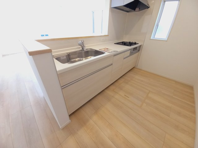 11/25価格変更【好間町中好間第3／2号棟】　●新生活応援キャンペーン実施中●　見学予約受付中のキッチン|同施工■□■キッチンの写真です■□■　対面式キッチンは、リビングの様子を見ながらお料理出来るので、小さなお子様がいらっしゃる方は、安心してお料理出来ますね。