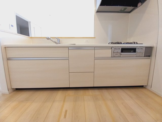 11/25価格変更【好間町中好間第3／2号棟】　●新生活応援キャンペーン実施中●　見学予約受付中のキッチン|同施工■□■キッチンの写真です■□■　システムキッチンは見た目スッキリなのに収納力たっぷりです♪さらに床下収納もありますので、物が多くなりがちなキッチンもスッキリとしていられそうです。