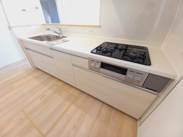 11/25価格変更【好間町中好間第3／2号棟】　●新生活応援キャンペーン実施中●　見学予約受付中のキッチン|同施工　■□■キッチンの写真です■□■　家族団らんの時間が増えそうなリビングですね。