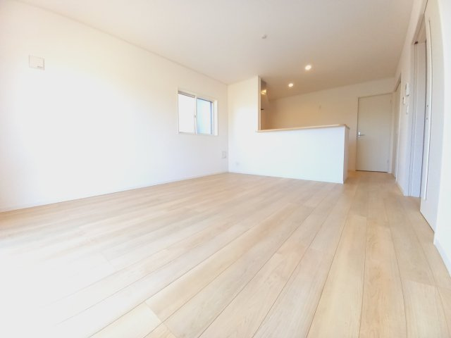 11/25価格変更【好間町中好間第3／2号棟】　●新生活応援キャンペーン実施中●　見学予約受付中の居間・リビング|同施工　■□■リビングの写真です■□■　広いリビングで快適に、ゆったりと過ごせますね♪