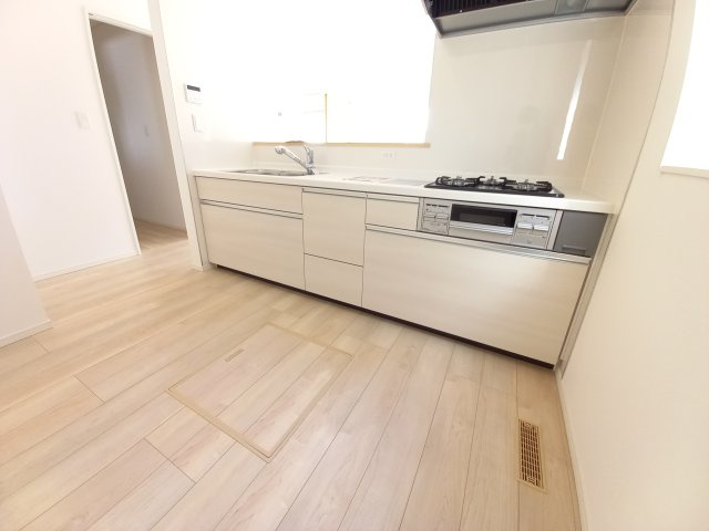 11/17価格変更　【いわき市平第20／2号棟】　新築戸建　のキッチン|同施工■□■キッチンの写真です■□■　システムキッチンは見た目スッキリなのに収納力たっぷりです♪さらに床下収納もありますので、物が多くなりがちなキッチンもスッキリとしていられそうです。