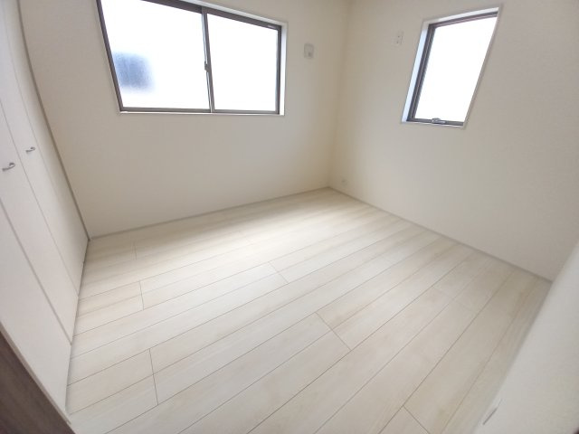 ラスト1棟　【平下神谷第7】4号棟　※期間限定キャンペーン開催☆内覧可能※　の洋室|同施工　◆居室の写真です◆　木の温もりがナチュラルでくつろげる空間ですね♪　子供部屋としても、寝室としても、どんなインテリアにしようか…選ぶ楽しみが増えますね♪