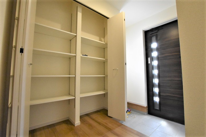 ラスト1棟　【平下神谷第7】4号棟　※期間限定キャンペーン開催☆内覧可能※　の玄関|同施工◆玄関の写真です◆
広々玄関で人の出入りが楽！　シューズボックスは収納力たっぷりで、整理整頓も楽ちんですね。お洒落な玄関はお客様からも喜んでいただけそうです！！