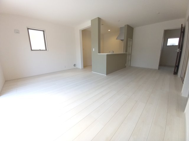 ラスト1棟　【平下神谷第7】4号棟　※期間限定キャンペーン開催☆内覧可能※　の居間・リビング|◆リビング写真です◆木の温もりがやさしいフローリングは安らぎをもたらすプライベート空間♪大きな窓のあるリビングは、陽光あふれる明るく居心地も良くご家族皆がゆったり寛げる憩いの空間となりそうです
