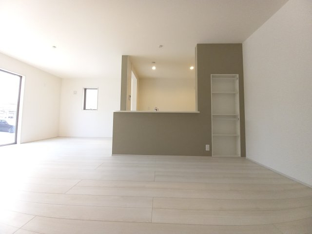 ラスト1棟　【平下神谷第7】4号棟　※期間限定キャンペーン開催☆内覧可能※　の居間・リビング|◆リビングの写真です◆　ホームパーティーも盛り上がりそうなおしゃれなリビング♪　広いリビングで快適に、ゆったりと過ごせますね♪