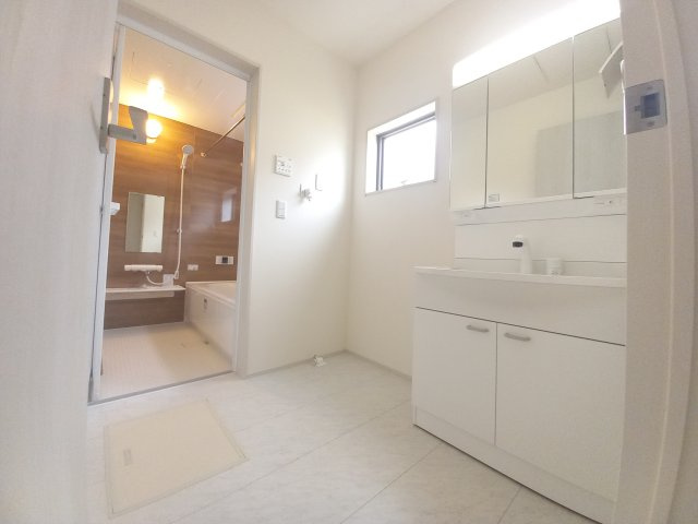 12/1価格変更【いわき市内郷高坂町2丁目／1号棟】　高坂小・内郷第一中の独立洗面台|◆洗面所の写真です◆　洗面台は朝をすっきりさせてくれる空間としては大切な空間です。バタバタしている忙しい朝でも収納が多い洗面台では短い時間で効率良く支度ができます。