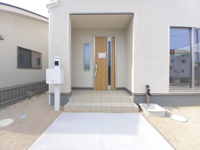 12/1価格変更【いわき市内郷高坂町2丁目／1号棟】　高坂小・内郷第一中の玄関|◆居室の写真です◆　柔らかい陽光が差し込む明るいお部屋を演出☆　使い勝手の良い間取りなので、ご家族の状況の変化にも耐えられますね。