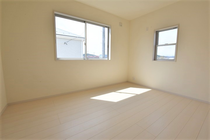 12/1価格変更【いわき市内郷高坂町2丁目／1号棟】　高坂小・内郷第一中の洋室|同施工　◆居室の写真です◆　木の温もりがナチュラルでくつろげる空間ですね♪　子供部屋としても、寝室としても、どんなインテリアにしようか…選ぶ楽しみが増えますね♪