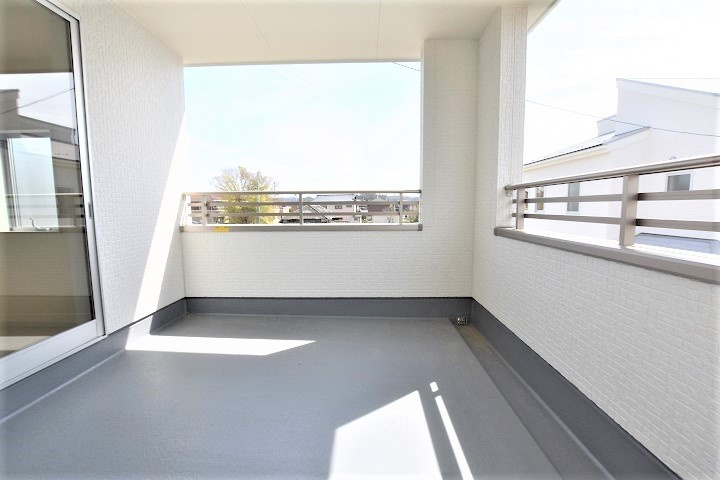 12/1価格変更【いわき市内郷高坂町2丁目／1号棟】　高坂小・内郷第一中のバルコニー|同施工◆バルコニーの写真です◆　
洗濯物から布団まで一度にたくさん干せて便利です♪
眺めのよいバルコニーで、あなただけのリラックスタイムを☆