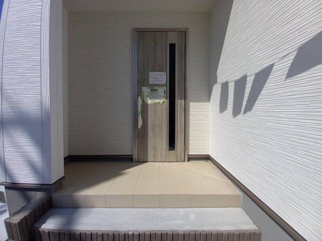 12/1価格変更【いわき市内郷高坂町2丁目／1号棟】　高坂小・内郷第一中の玄関|同施工　◆玄関の写真です◆
お洒落な玄関は気分が良いですね♪広々とした玄関になっております。　ご両親やお友達が来ても、靴の置き場に困ることはありません。収納力たっぷりで、整理整頓も楽ちんですね。

