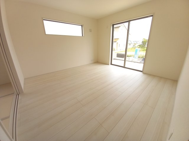 12/1価格変更【いわき市内郷高坂町2丁目／1号棟】　高坂小・内郷第一中の居間・リビング|◆リビング写真です◆木の温もりがやさしいフローリングは安らぎをもたらすプライベート空間♪大きな窓のあるリビングは、陽光あふれる明るく居心地も良くご家族皆がゆったり寛げる憩いの空間となりそうです
