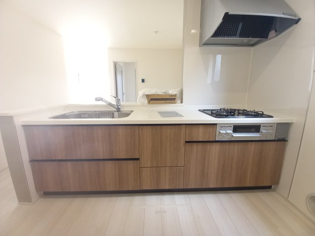 12/1価格変更【いわき市内郷高坂町2丁目／1号棟】　高坂小・内郷第一中のキッチン|◆キッチンの写真です◆　デザイン性と機能性を兼ね備えたキッチンです。　収納力も大満足◎　対面式キッチンは、家族の会話が途切れませんね♪


