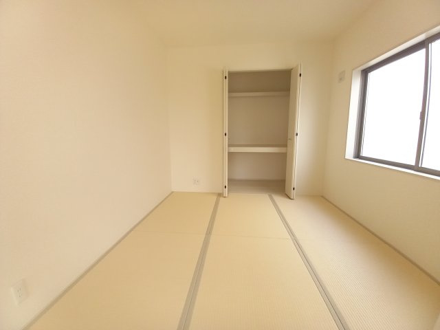 12/1価格変更【いわき市内郷高坂町2丁目／1号棟】　高坂小・内郷第一中の和室|◆和室の写真です◆　お泊りに来た親戚や来客時、ちょっと横になりたい時にあると便利です♪　和の雰囲気が心を落ち着かせてくれますね♪