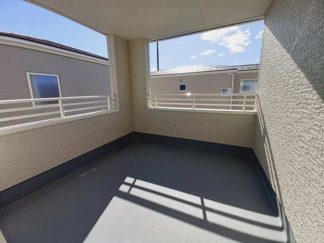 12/1価格変更【いわき市内郷高坂町2丁目／2号棟】　生活応援プレゼントキャンペーン実施中！のバルコニー|同施工◆バルコニーの写真です◆　お布団など大きいものも、充分に干せる広さがございます。人気のベランピングも楽しめる広さ！自宅のアウトドア空間でゆったり過ごせます。