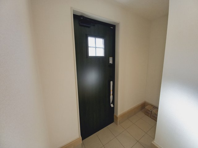 12/1価格変更【いわき市内郷高坂町2丁目／2号棟】　生活応援プレゼントキャンペーン実施中！の玄関|同施工　◆玄関の写真です◆
お洒落な玄関は気分が良いですね♪広々とした玄関になっております。　ご両親やお友達が来ても、靴の置き場に困ることはありません。収納力たっぷりで、整理整頓も楽ちんですね。

