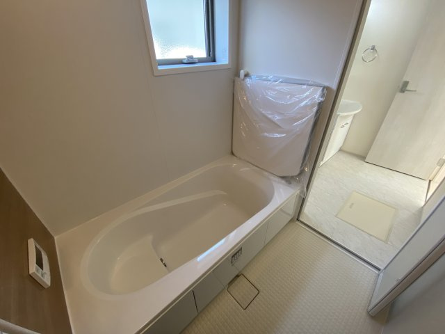 12/1価格変更　【郷ケ丘２丁目　２期】　1号棟　＼◇ご成約にて豪華プレゼントキャンペーン中◇／の浴室|◆ユニットバスの写真です◆　毎日の疲れを癒す広々とした浴室は、足を伸ばしてゆっくりとくつろげます♪　好きな音楽を聴いたり、動画を見たり、半身浴をして　自分だけの癒し時間が楽しめますね！

