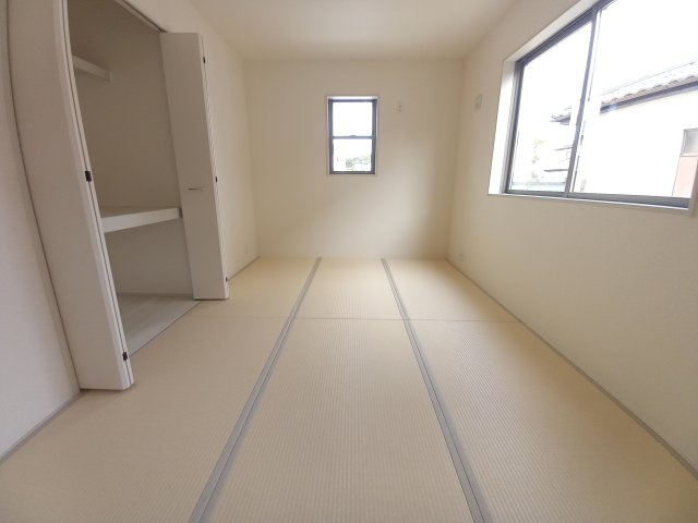 12/1価格変更　【郷ケ丘２丁目　２期】　1号棟　＼◇ご成約にて豪華プレゼントキャンペーン中◇／の和室|◆和室の写真です◆
和室は個室としても使えるから来客時にも対応しやすいですし、
キッズスペースやお昼寝スペースにもなります（＾＾）☆

